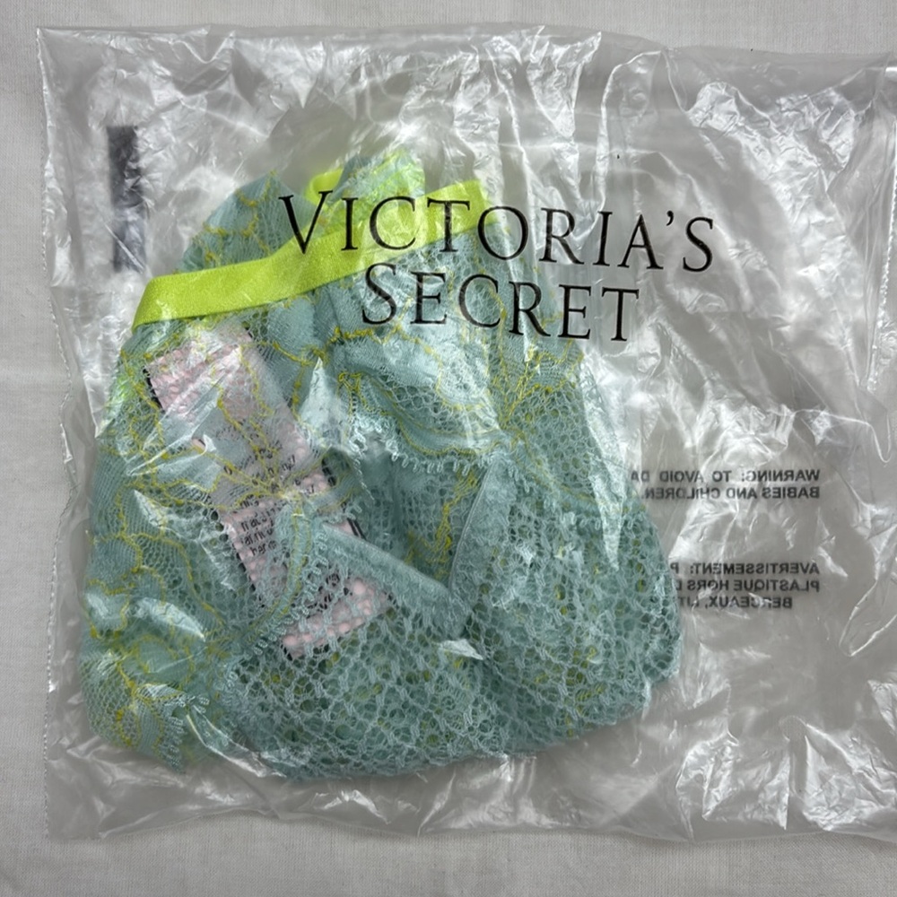 Victoria's Secret Dream Angels Lacey Thong - Picture 4 of 4